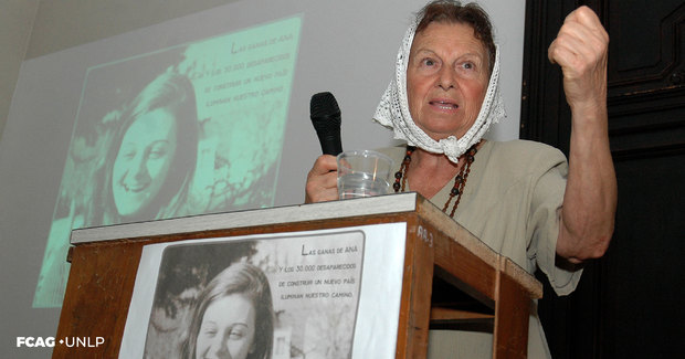 Zaida Teresa Franz, mamá de Ana, en la Facultad de Ciencias Astronómicas y Geofísicas durante el acto en conmemoración a su hija. 