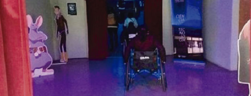 La imagen corresponde a personas usuarias de silla de ruedas ingresando al domo del Planetario, de manera autónoma y mediante un ingreso único que tiene rampa.