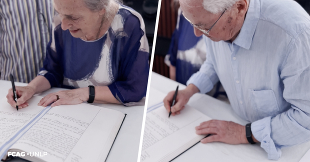 Elena y Roberto Terlevich firman el libro  de Actas