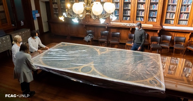 Vista en altura del mapa desplegado en la mesa de la Biblioteca. 