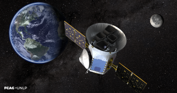 La imagen corresponde a la misión espacial TESS. Se observa el módulo en el espacio con el planeta Tierra de fondo.