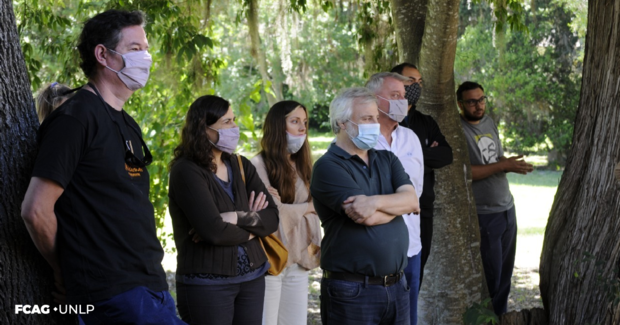 En la imagen hay público en el parque que escuchan las palabras sobre Reinhardt, Tino y José Saullo.