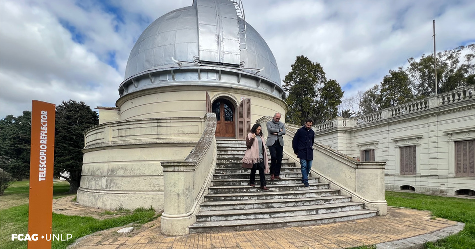 En la imagen se observa el edificio del telescopio reflector y en sus escalinatas de ingreso, a la Dra. Amalia Meza, el Lic. Martín López Armengol y el Dr. Santiago Perdomo.