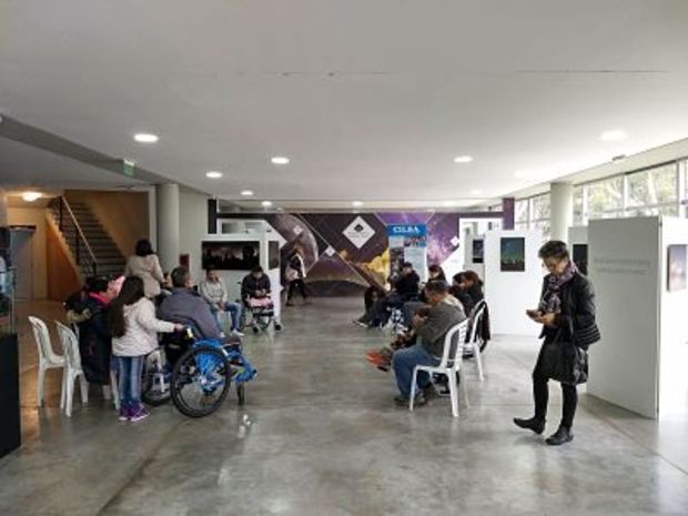 La imagen corresponde al Hall del Planetario donde hay algunos de las personas que participaron del encuentro organizado por CILSA.