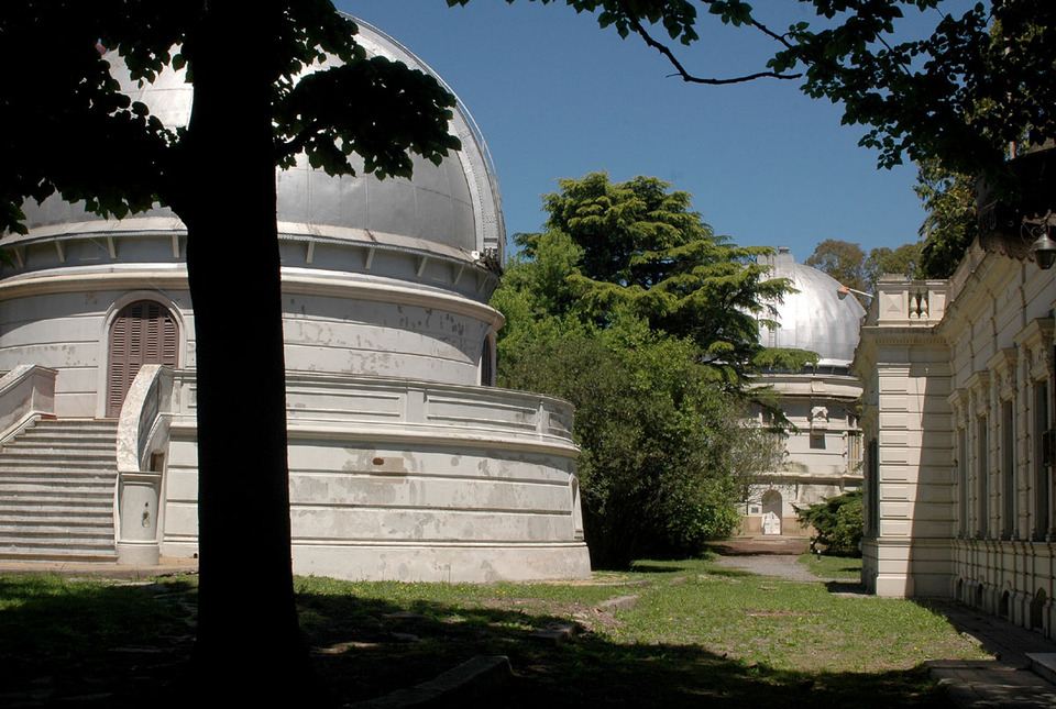 La imagen corresponde a la cúpula del telescopio reflector "Virpi Niemela" y al fondo, la cúpula del telescopio refractor Gautier.