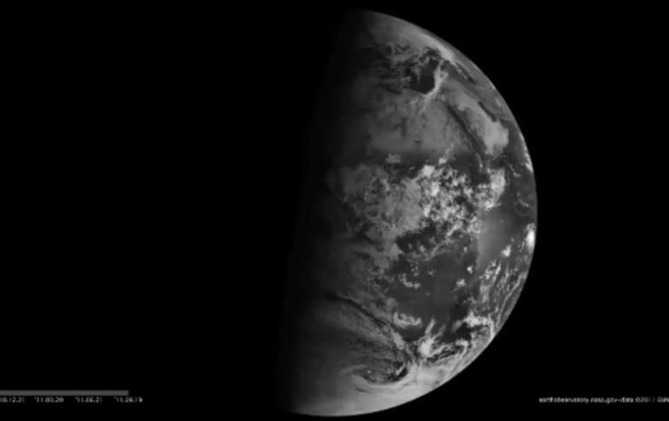 Imagen de la Tierra tomada por el  satélite Meteosat-9 de EUMETSAT. Muestra la mitad de nuestro planeta iluminado por el Sol y la otra a oscuras durante los equinoccios. Cred.: NASA.