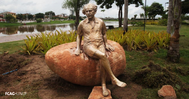 La imagen corresponde a una estatua de Albert Einstein, sentado en una piedra, en la ciudad de Sobral, Brasil, uno de los sitios donde observaron el eclipse total de Sol el 29 de mayo de 1919.