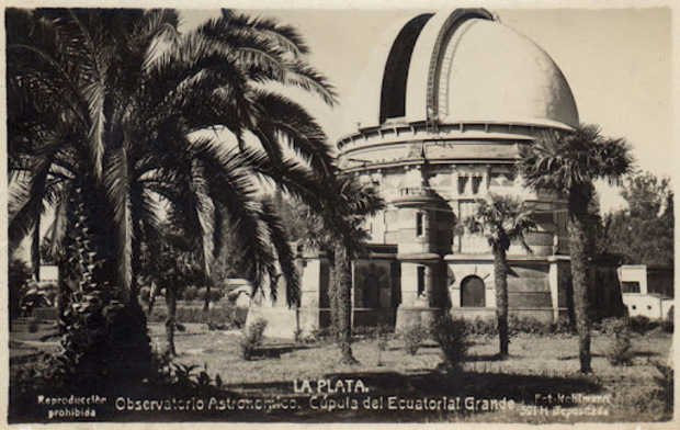 La imagen corresponde al edificio con cúpula metálica que alberga al telescopio refractor Gran Ecuatorial Gautier, de 43 cm. de diámetro. También se aprecia el parque con algunas palmeras aún incipientes, y que aún hoy alguna de ellas existe.