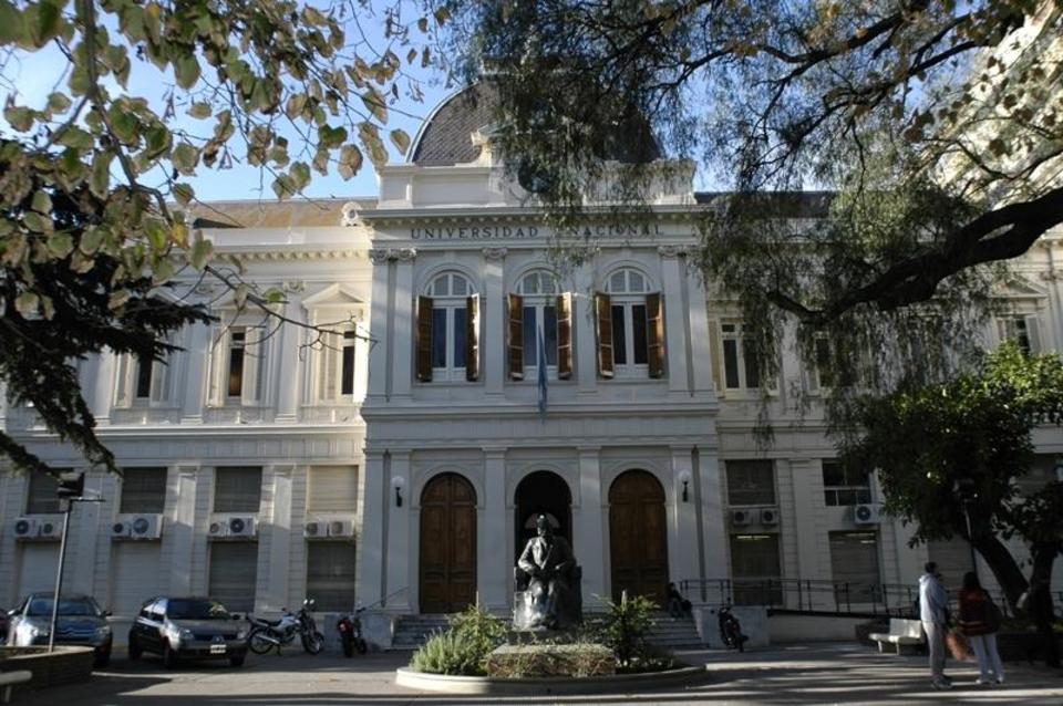 La imagen corresponde al edificio de Presidencia de la Universidad Nacional de La Plata, donde aparece su fachada y la estatua del Dr. Joaquín V. González. 