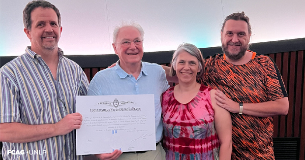 En la imagen está  Roberto Terlevich con el Diploma en mano. A la izq. el Dr. Guillermo Bosch y a su derecha,  la Dra. Móinica Cardacci y  el Dr. Guillermo  Hagelle.