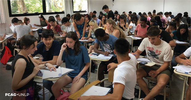 La imagen corresponde al aula llena de estudiantes.