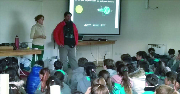 Chicos del colegio secundario de la UNNOBA participan en un salón, de la charla que ofrece Nicolás Salerno de FCAG.