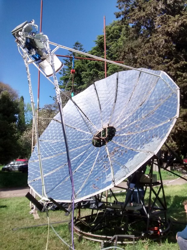 La imagen corresponde a la parábola solar construida en el LOCE.