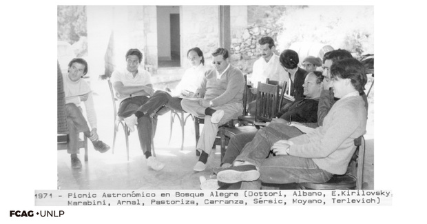 1971- Es una imagen tomada en el picnic astronómico en Bosque Alegre: en la foto están Dottori, Albano, Kirilovsky, Marabini, Arnal, Pastoriza, Carranza, Sérzic, Moyano, Terlevich. 